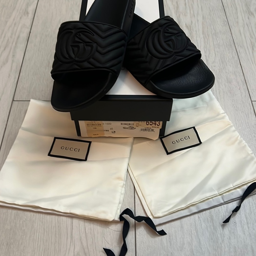 Authentic black Gucci slides - size 40